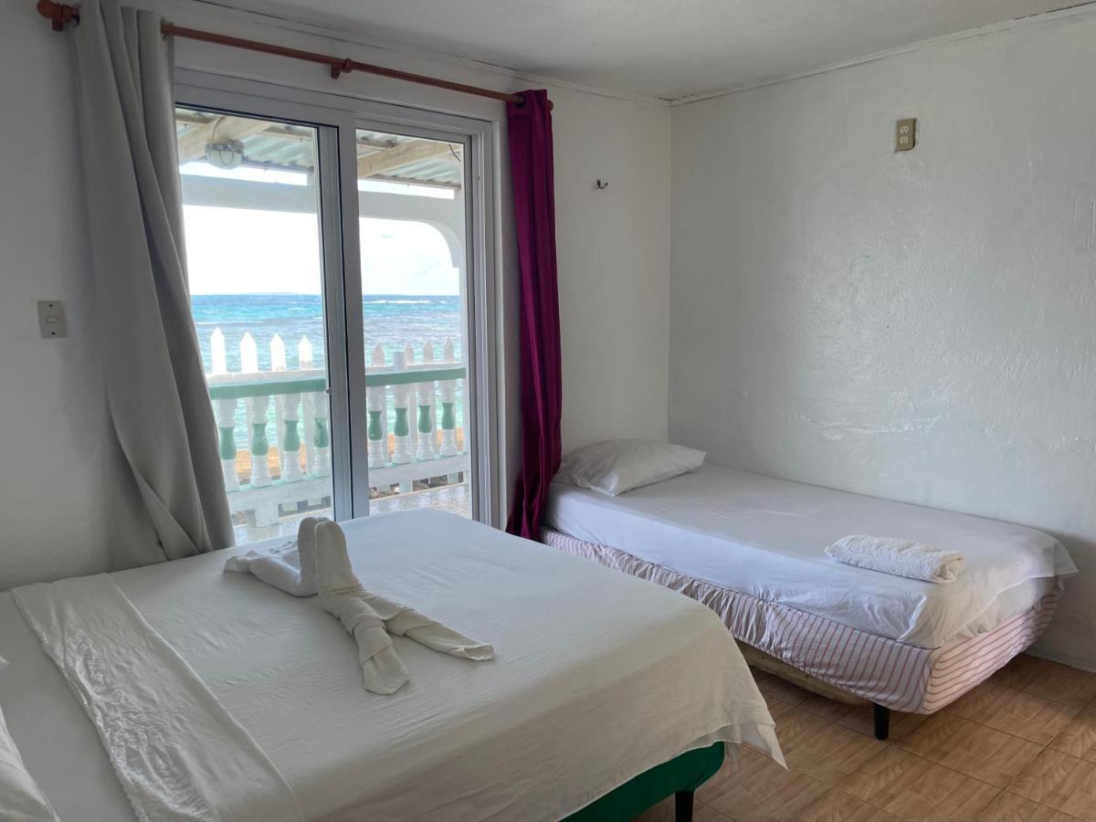 The Wave Hostel Corn Island Brig Bay Bagian luar foto