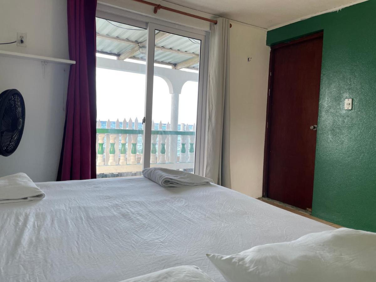 The Wave Hostel Corn Island Brig Bay Bagian luar foto